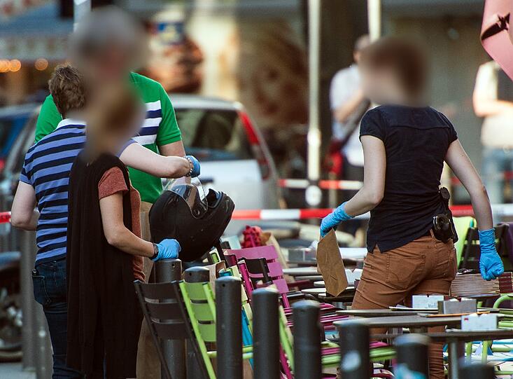 Bei einer Schießerei in der Frankfurter Innenstadt sind zwei Menschen verletzt worden. Die Hintermänner werden im Rocker-Millieu vermutet.