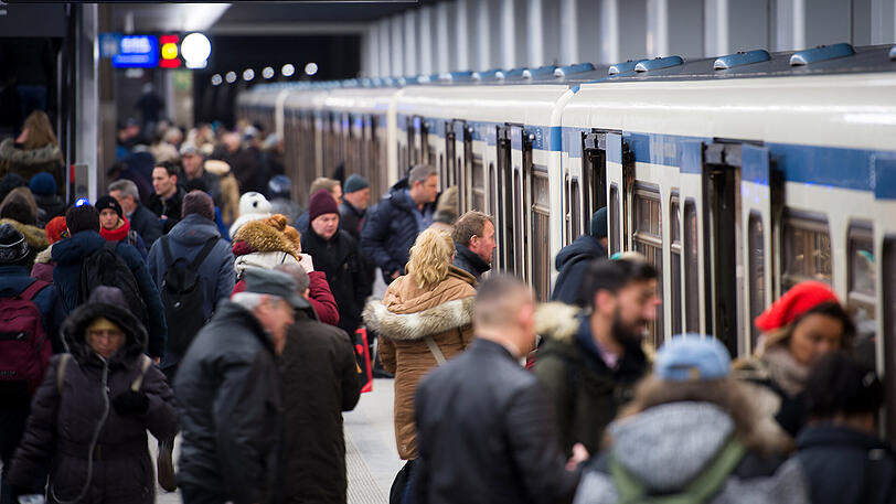 Auf der Stammstrecke muss mal wieder gebaut werden, es kommen Busse statt der S-Bahn zum Einsatz. In der U-Bahn wird's voll. (Archivbild)