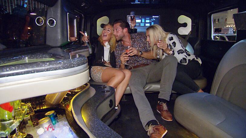 Sam, Oliver und Carolin (v.l.) feiern im Stretch-Hummer.