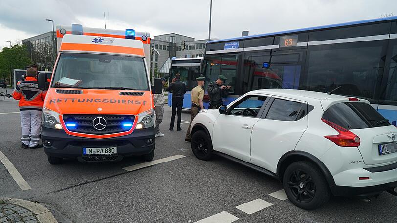 Unfall an der Garmischer Straße: Ein Busfahrer übersah beim Fahrstreifenwechsel ein Auto. Drei Personen wurden dabei verletzt.