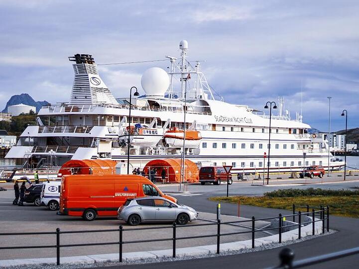 Das Kreuzfahrtschiff "SeaDream 1" liegt am Kai im norwegischen Bodo.