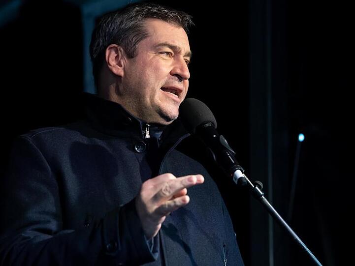 Markus Söder (CSU), Ministerpräsident von Bayern, spricht bei einer Kundgebung. Foto: Sven Hoppe/dpa