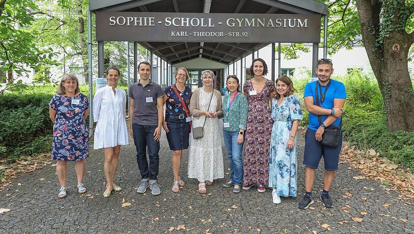 Sie protestieren (v.l.): Gabriele Zeiler-Hilgart, Fee Gramann, David Aurelio, Sabine Fastert, Sabine Klaus, Nana Nadolny, Michaele Klinski, Beate Hornung, Irfan Budak.