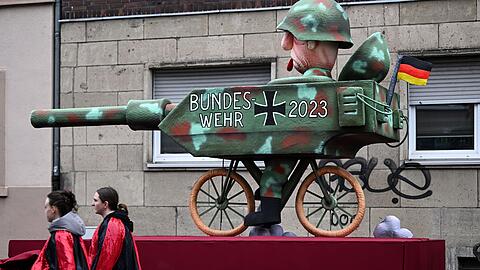 Ein Mottowagen mit der Aufschrift "Bundeswehr 2023" in Düsseldorf.