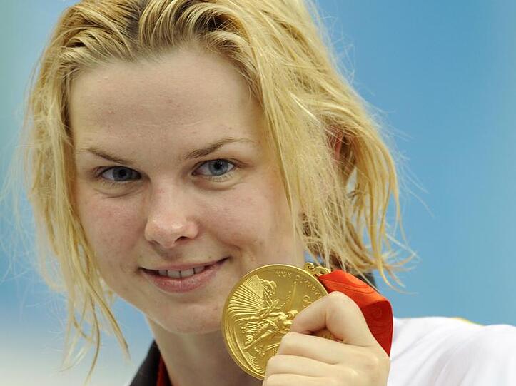 Britta Steffen zeigt stolz ihre zweite Goldmedaille