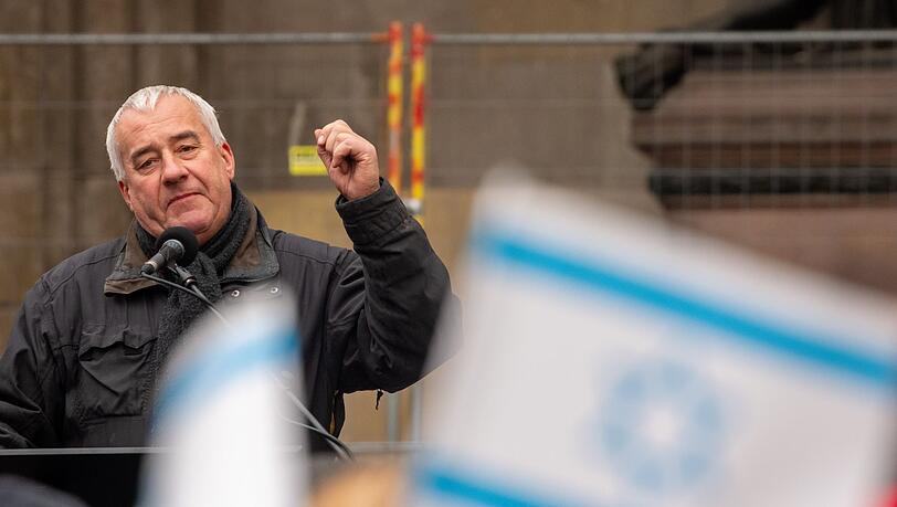 Ludwig Spaenle (CSU), Antisemitismusbeauftragter der bayerischen Staatsregierung, spricht bei einer Kundgebung.