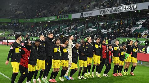 Jubel nach dem letzten Spiel des Jahres: Die Spieler von Borussia Dortmund feiern den 3:1-Sieg in Wolfsburg.