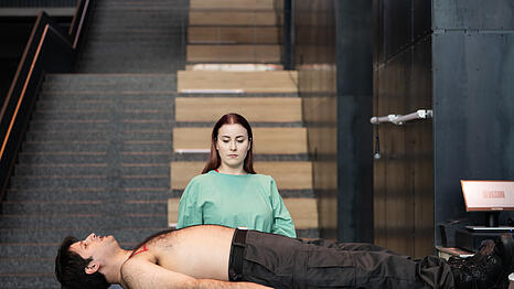 Rusnė Tušlaitė (Maria) und Henrique Lencastre (Lazarus) bei Proben zu „Lazarus oder die Feier der Auferstehung“ im Bergson.