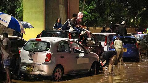 Auch Stra&szlig;en, Gesch&auml;fte und andere Infrastruktur wurden besch&auml;digt.