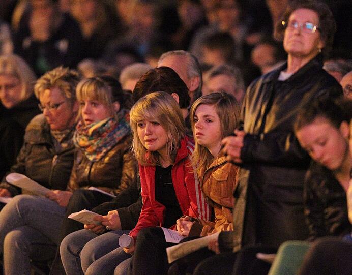 Der schwerste Gang der Angehörigen: Eltern, Verwandte und Freunde haben den Tunnel besucht, in dem 28 Menschen, darunter 22 Kinder in der Schweiz ums Leben gekommen sind. Ganz Belgien und die Schweiz versinkt in tiefer Trauer. Die Bilder