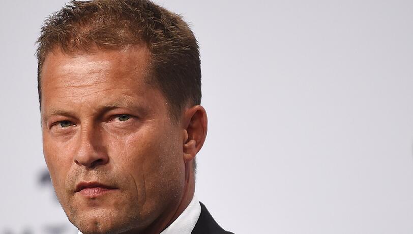 Til Schweiger wird von der "GQ" für sein Engagement ausgezeichnet. Til Schweiger wird von der "GQ" für sein Engagement ausgezeichnet.