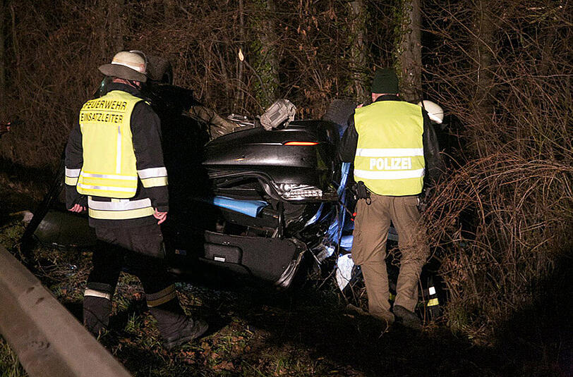 Bilder vom Unfallort in Trostberg: Der alkoholisierte Fahrer (23 J.) wurde schwer verletzt.