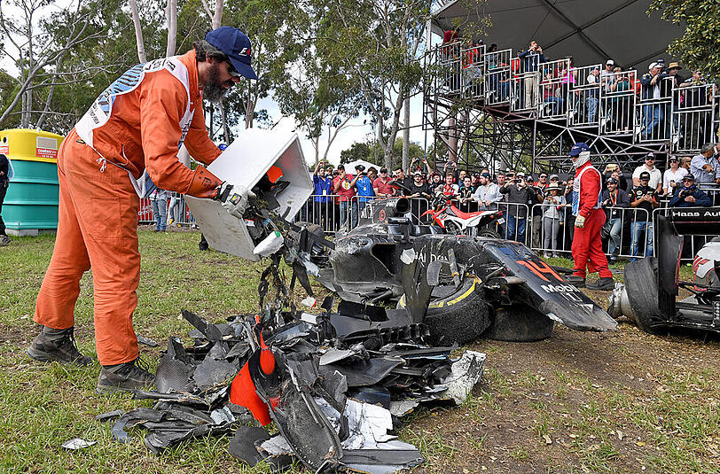 Schock-Moment zum WM-Auftakt der Formel 1 in Melbourne. Fernando Alonso ist in einen Horror-Crash verwickelt. Die Bilder vom Unfall.