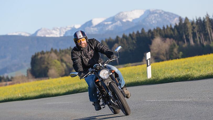 Leicht zu fahren, genug Leistung für flotte Überland-Touren: Die F.B Mondial HPS 125i kostet 3395 Euro. Leicht zu fahren, genug Leistung für flotte Überland-Touren: Die F.B Mondial HPS 125i kostet 3395 Euro.