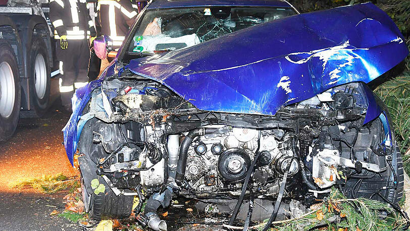 Der hochmotorisierte Audi landete fast senkrecht an einem Baum. Die beiden 18-Jährigen Insassen blieben unverletzt.
