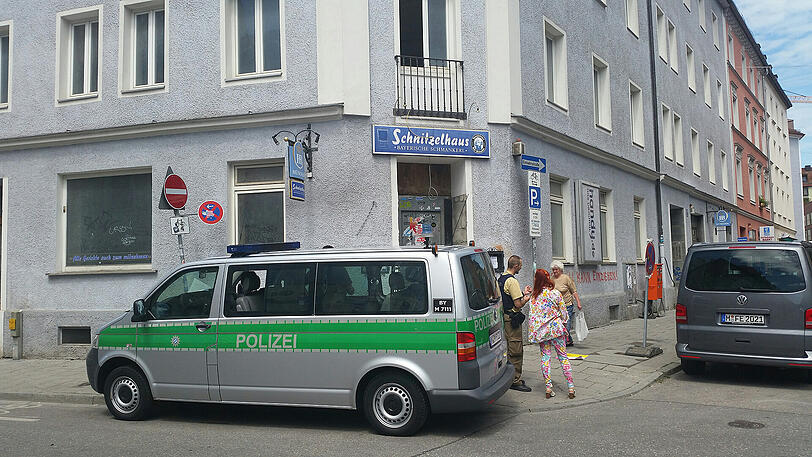 Aktivisten besetzten das "Schnitzelhaus" in der Holzapfelstraße 10. Polizisten beendeten die Aktion.
