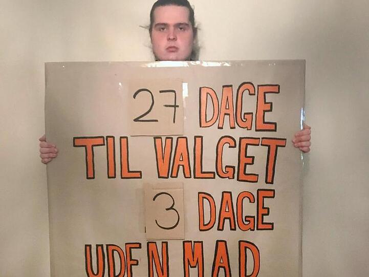 "27 dage til valget, 3 dage uden mad" ("27 Tage bis zur Wahl, drei Tage ohne Essen"): Der 19-jährige Däne Mikkel Brix ist im Kampf gegen die Klimakrise ist den Hungerstreik getreten.