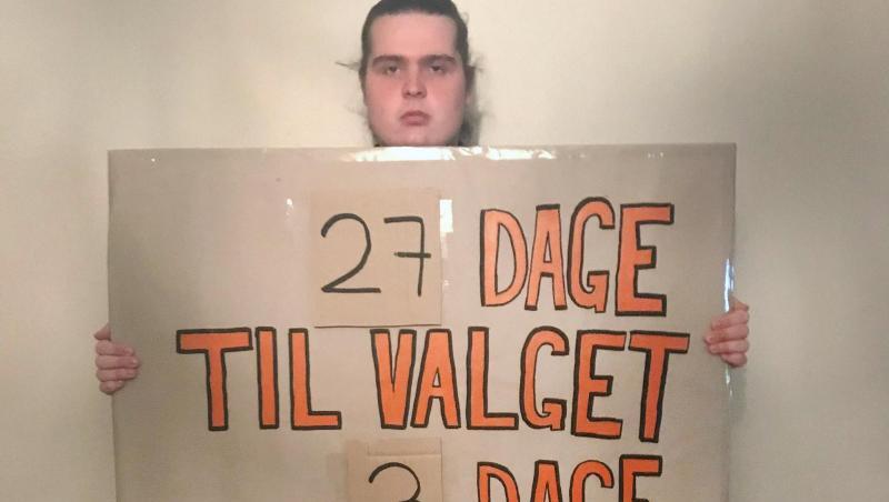 "27 dage til valget, 3 dage uden mad" ("27 Tage bis zur Wahl, drei Tage ohne Essen"): Der 19-jährige Däne Mikkel Brix ist im Kampf gegen die Klimakrise ist den Hungerstreik getreten. "27 dage til valget, 3 dage uden mad" ("27 Tage bis zur Wahl, drei Tage ohne Essen"): Der 19-jährige Däne Mikkel Brix ist im Kampf gegen die Klimakrise ist den Hungerstreik getreten.