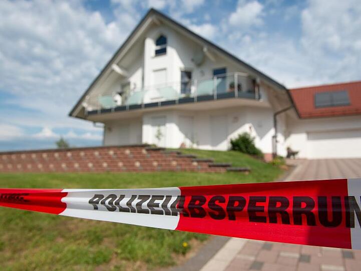 Absperrband vor dem Haus des verstorbenen Kasseler Regierungspräsidenten Walter Lübcke (CDU).