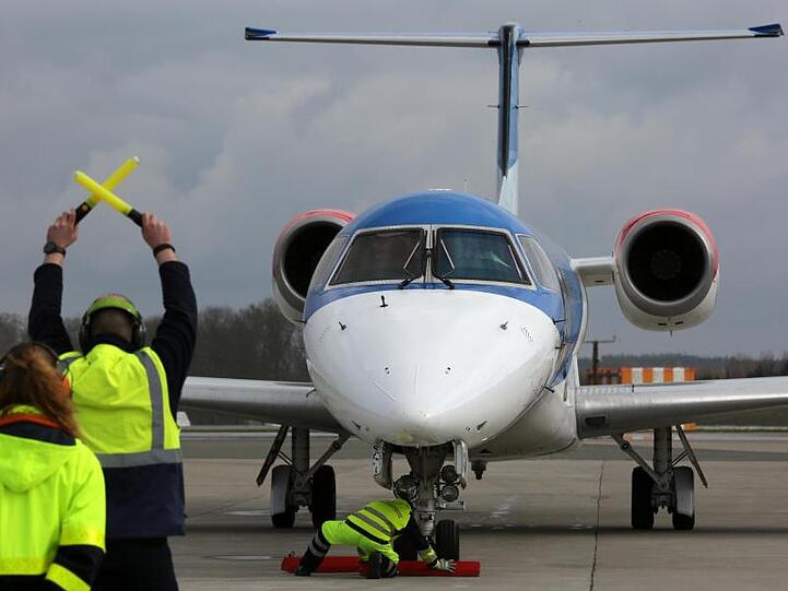 Auf dem Flughafen Rostock-Laage landet ein Flugzeug der Airline Flybmi. Foto: Bernd Wüstneck/Archiv