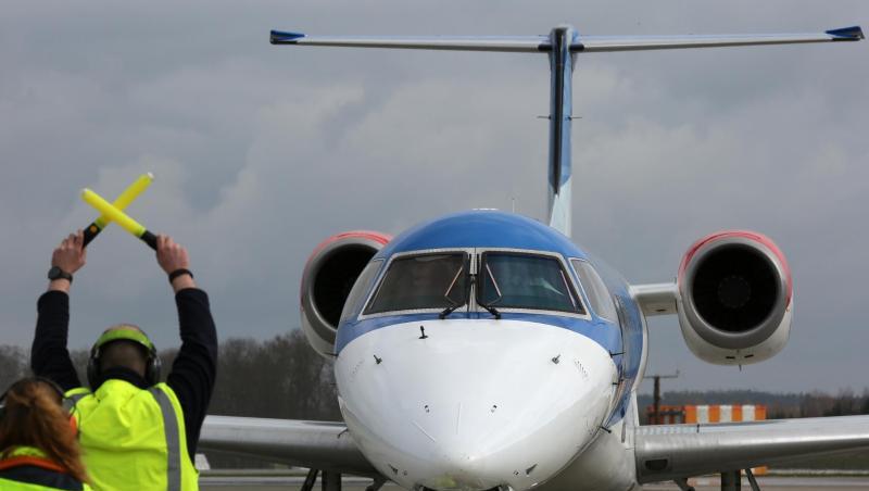 Auf dem Flughafen Rostock-Laage landet ein Flugzeug der Airline Flybmi. Foto: Bernd Wüstneck/Archiv Auf dem Flughafen Rostock-Laage landet ein Flugzeug der Airline Flybmi. Foto: Bernd Wüstneck/Archiv
