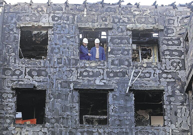 Völlig zerstört: die Rückseite des ausgebrannten Mehrfamilienhaus in der Innenstadt von Neu-Ulm (Schwaben).Foto: dpa