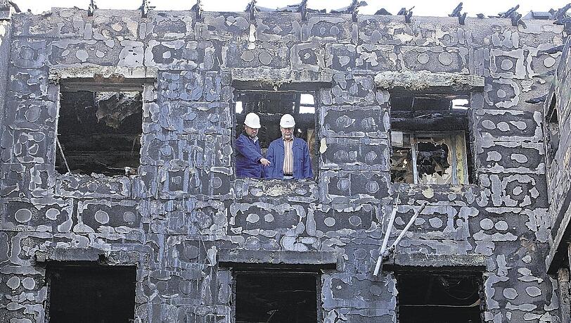 Völlig zerstört: die Rückseite des ausgebrannten Mehrfamilienhaus in der Innenstadt von Neu-Ulm (Schwaben).Foto: dpa Völlig zerstört: die Rückseite des ausgebrannten Mehrfamilienhaus in der Innenstadt von Neu-Ulm (Schwaben).Foto: dpa
