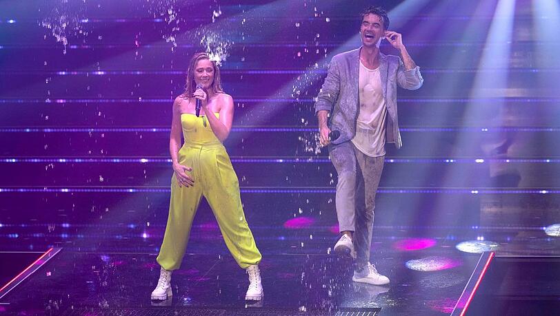Helene Fischer und Florian Silbereisen machen sich in der ARD-Show "Das große Schlagerjubiläum" nass.