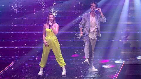 Helene Fischer und Florian Silbereisen machen sich in der ARD-Show "Das große Schlagerjubiläum" nass.