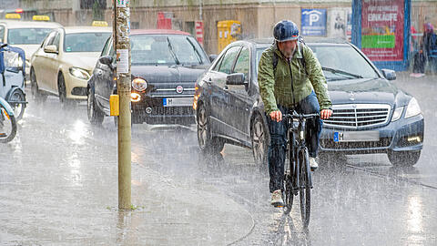 Wetter-Momentaufnahme am Wiener Platz in München: Heftiger Wolkenbruch am 25. Juli 2023.