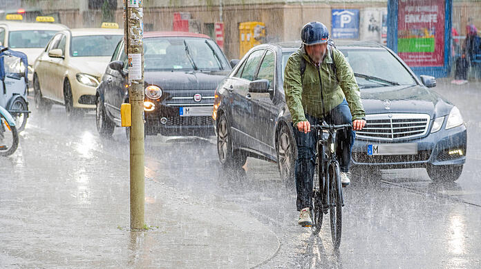 Wetter-Momentaufnahme am Wiener Platz in München: Heftiger Wolkenbruch am 25. Juli 2023.