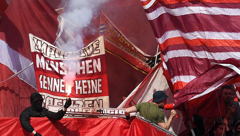 Bayerns Fans zünden Pyrotechnik.