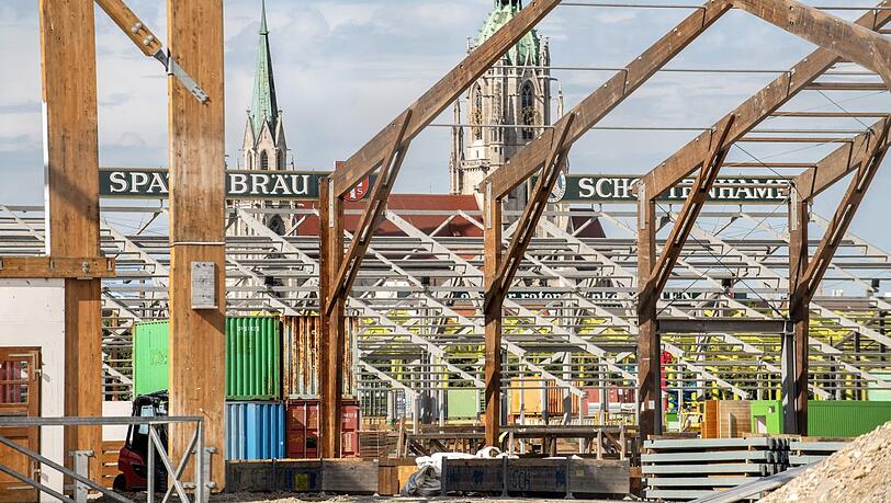 Wegen der Hitze, aber auch wegen des Fachkräftemangels wird es immer schwieriger, die Zelte für das Oktoberfest aufzubauen.