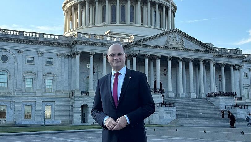 Der Finanzminister vor dem Kapitol in Washington D.C. Der Finanzminister vor dem Kapitol in Washington D.C.