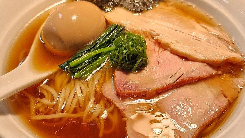 Erim Kreidels klassische Shoyu Ramen mit Alge, Ei und Schweinefleisch. Erim Kreidels klassische Shoyu Ramen mit Alge, Ei und Schweinefleisch.