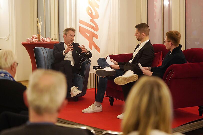 1860-Präsident Gernot Mang (auf dem AZ-Sofa im Gespräch mit AZ-Sport-Vize Florian Weiß und Sportredakteur Kilian Kreitmair (v.l.).