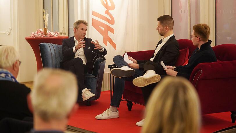 1860-Präsident Gernot Mang (auf dem AZ-Sofa im Gespräch mit AZ-Sport-Vize Florian Weiß und Sportredakteur Kilian Kreitmair (v.l.). 1860-Präsident Gernot Mang (auf dem AZ-Sofa im Gespräch mit AZ-Sport-Vize Florian Weiß und Sportredakteur Kilian Kreitmair (v.l.).