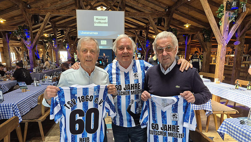 Fredi Hei&szlig;, Bubi Br&uuml;ndl und Bernd Patzke (v.l.) mit dem Spezialtrikot des TSV 1860 anl&auml;sslich des 60. Jubil&auml;ums des bis dato einzigen Meistertitels.