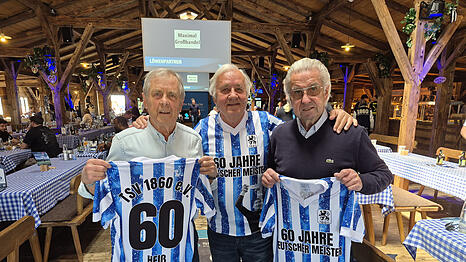 Fredi Hei&szlig;, Bubi Br&uuml;ndl und Bernd Patzke (v.l.) mit dem Spezialtrikot des TSV 1860 anl&auml;sslich des 60. Jubil&auml;ums des bis dato einzigen Meistertitels.