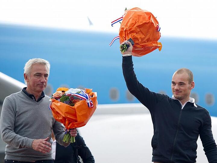 Die Niederländer mit Bert van Marwijk (l) und Wesley Sneijder sind sicher gelandet.