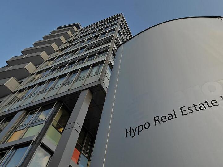 Politiker aller Parteien zeigten sich empört über die Sonderprämien für Banker der maroden Immobilienbank Hypo Real Estate (HRE).