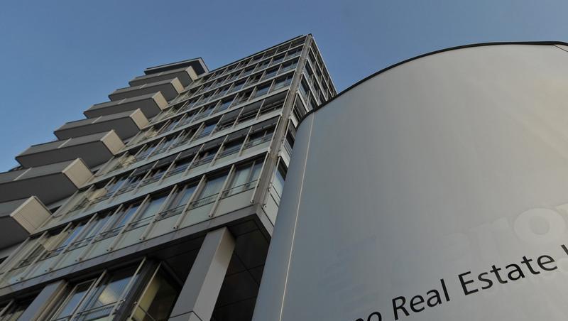 Politiker aller Parteien zeigten sich empört über die Sonderprämien für Banker der maroden Immobilienbank Hypo Real Estate (HRE). Politiker aller Parteien zeigten sich empört über die Sonderprämien für Banker der maroden Immobilienbank Hypo Real Estate (HRE).