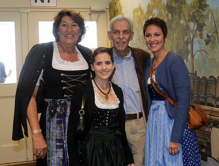 Dieter Schneider mit Gattin und Töchtern.