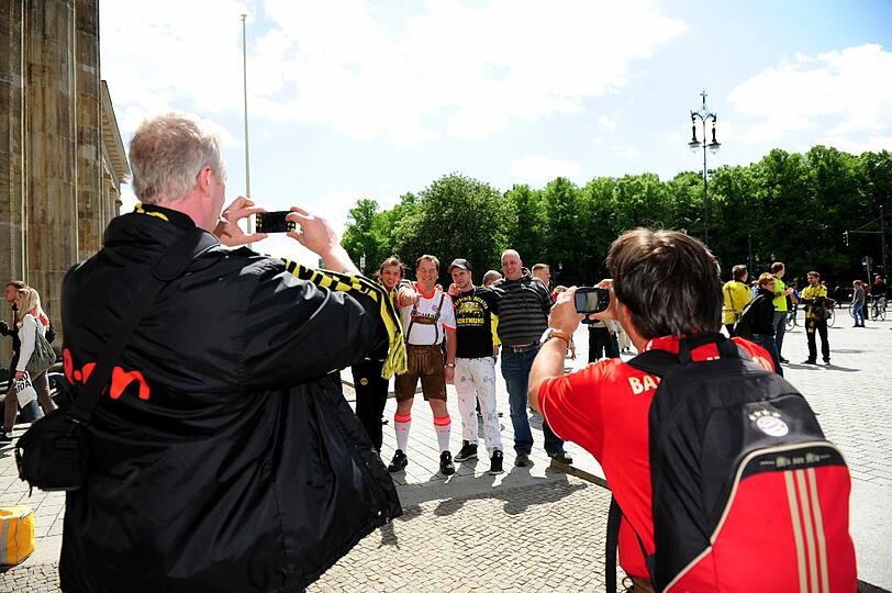 Die Fans genießen das sonnige Wetter in Berlin - und es kribbelt. Mit Hochspannung erwarten sie das Finale gegen die Borussen.