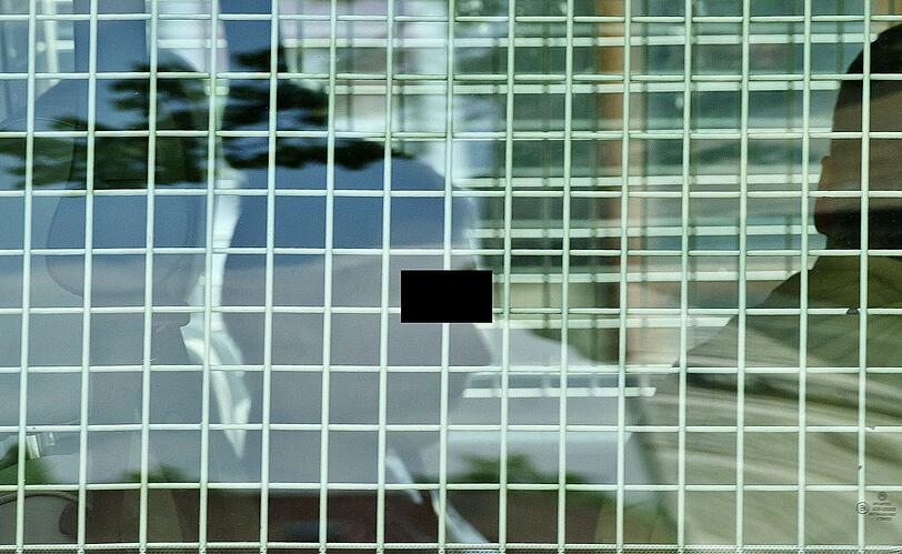Der damals 14 Jahre alte Schüler (rechts), der am 22. Mai 2012 an der Lindenschule mit einer scharfen Waffe geschossen hat, wird in Memmingen zum Haftprüfungstermin in das Amtsgericht gebracht (Foto vom 23.05.12).