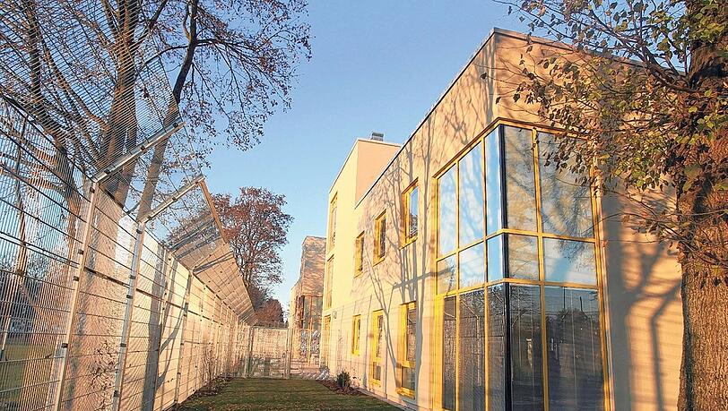 Drei Meter hoch sind die Zäune, die den Neubau umgeben. Die jugendlichen Problemkids konnten ihn trotzdem überwinden. Drei Meter hoch sind die Zäune, die den Neubau umgeben. Die jugendlichen Problemkids konnten ihn trotzdem überwinden.