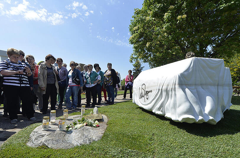Fans nehmen Abschied von Udo Jürgens an einem weißen Flügel aus Marmor auf dem Wiener Zentralfriedhof.