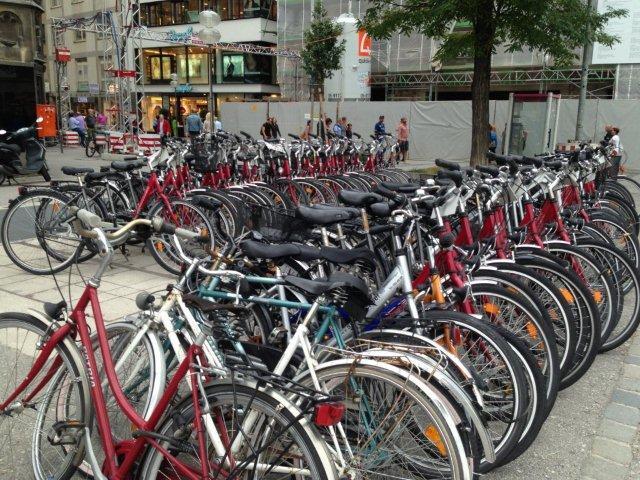 In der Münchner Innenstadt stehen Leihräder in langen Reihen - wie hier hinter dem Rathaus.