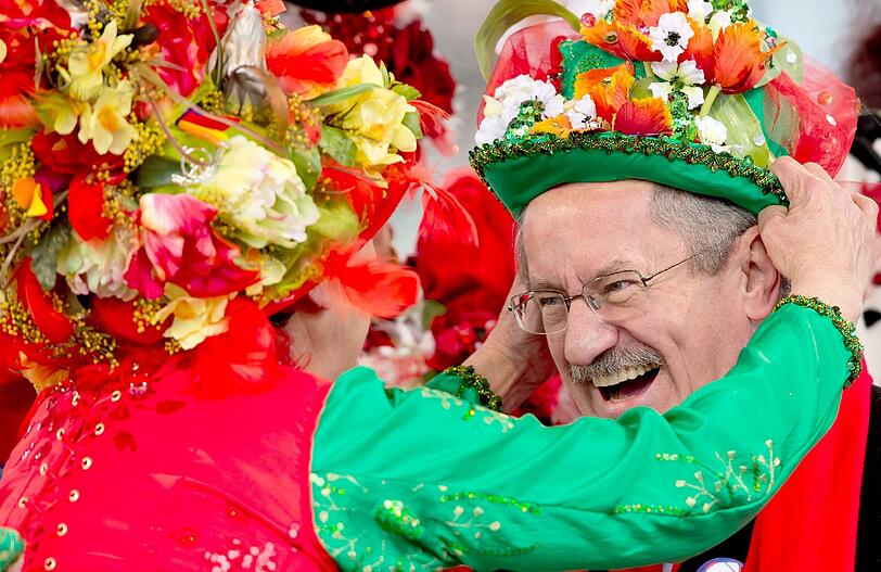 ... Der Oberbürgermeister hat einen schicken Hut von den Marktweibern geschenkt bekommen.