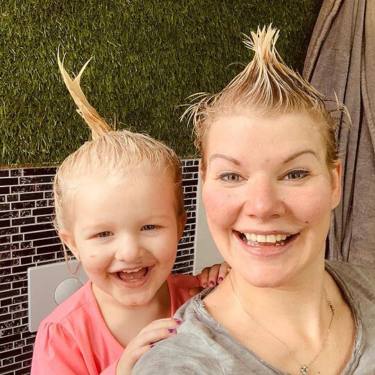 Melanie Müller hat auch ohne Make-up Spaß mit ihrer Tochter.